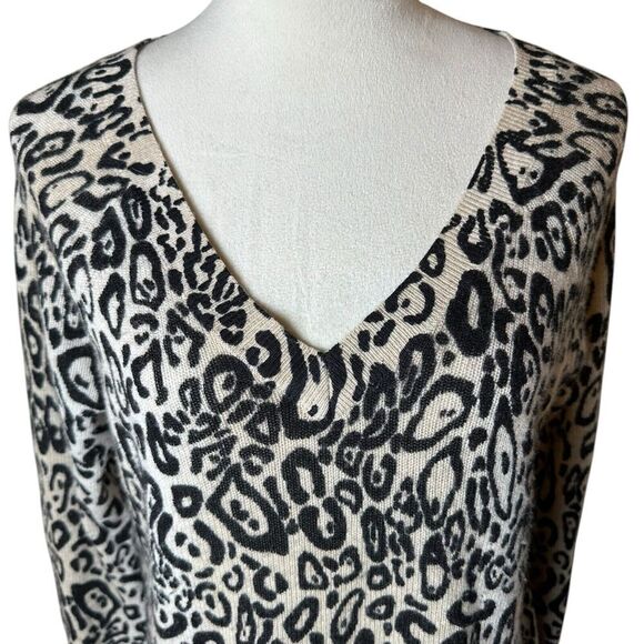 White + Warren Cashmere Leopard Print V-neck Knit Sweater Relaxed Small Luxury - Picture 5 of 8